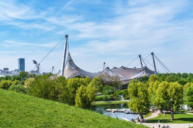 Münih, Almanya - 27 Nisan 2025: Münih Olimpiyat Stadyumu, Almanya 'nın Münih kentinde 1972 Yaz Olimpiyatları için inşa edilen Olimpiyat Parkı.