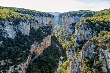 Aragon Pirenesi 'ndeki Foz de Arbayun kanyonuna bakıyorum. Avrupa 'da İspanya.