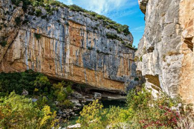 Aragon Pirenesi 'ndeki Foz de Lumbier Kanyonu' nda yürüyorum. Avrupa 'da İspanya.