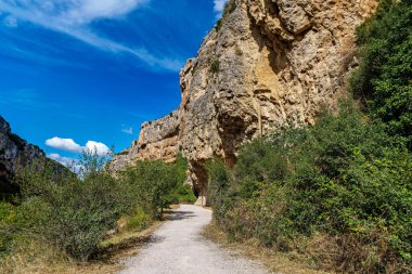 Aragon Pirenesi 'ndeki Foz de Lumbier Kanyonu' nda yürüyorum. Avrupa 'da İspanya.