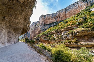 Aragon Pirenesi 'ndeki Foz de Lumbier Kanyonu' nda yürüyorum. Avrupa 'da İspanya.