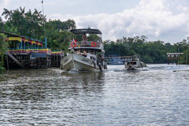 Belem, Brezilya - 13 Aralık 2025: Brezilya 'nın kuzeyinde yer alan Belem do Para' daki Guama Nehri 'nde tekne turu. Amazon ormanlarının oradaki doğal yeşil alan..