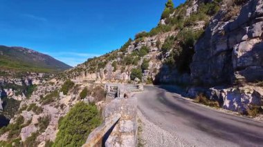 Avrupa 'nın en büyük kanyonundan geçen panoramik yol Provence, Fransa' daki Gorges du Verdon. Fransa 'nın güneydoğusundaki Gorges Du Verdon' un manzarası. Provence-Alpes-Cote d'Azur.