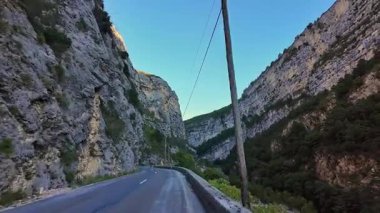 Avrupa 'nın en büyük kanyonundan geçen panoramik yol Provence, Fransa' daki Gorges du Verdon. Fransa 'nın güneydoğusundaki Gorges Du Verdon' un manzarası. Provence-Alpes-Cote d'Azur.