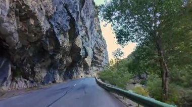 Avrupa 'nın en büyük kanyonundan geçen panoramik yol Provence, Fransa' daki Gorges du Verdon. Fransa 'nın güneydoğusundaki Gorges Du Verdon' un manzarası. Provence-Alpes-Cote d'Azur.