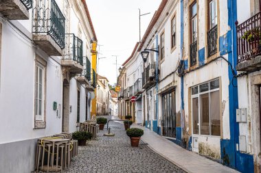 Odemira, Portekiz - 24 Şubat 2026: Portekiz 'in Odemira köyünde eski beyaz evleri geleneksel Portekiz tarzında olan Dar Sokak