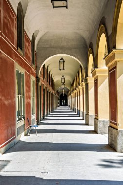 Almanya 'da Avrupa' da Münih 'te Hofgarten Park' ı çevreleyen uzun atari sütunlarıyla gezinti.