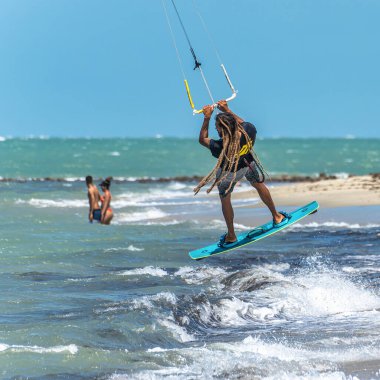 Barra Grande, Brezilya - 22 Ocak 2026: Brezilya 'nın kuzeydoğusundaki Piaui sahilindeki Barra Grande plajında uçurtma sörfü.