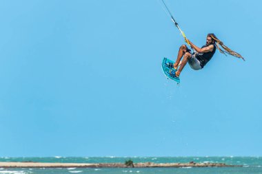 Barra Grande, Brezilya - 22 Ocak 2026: Brezilya 'nın kuzeydoğusundaki Piaui sahilindeki Barra Grande plajında uçurtma sörfü.