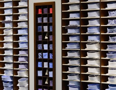 Erkek gömlek bir raf