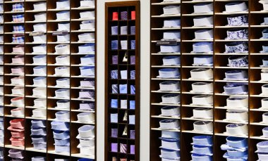 Erkek gömlek bir raf