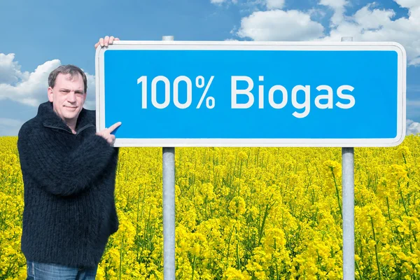 Homem mostra a direção para 100% orgânico — Fotografia de Stock