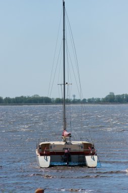 Katamaran, Elbe üzerinde çapa yer almaktadır