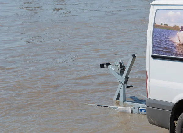 Jetski em um trailer é deixado na água — Fotografia de Stock
