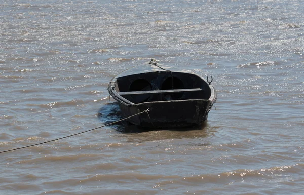 Piccola barca è su un fiume all'ancora — Foto Stock