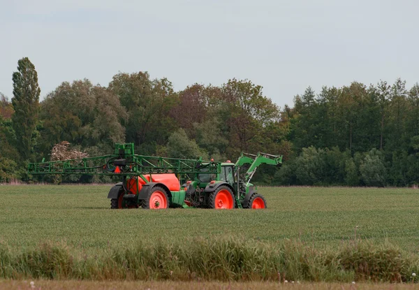 Tractor con pulverizador durante la aplicación de plaguicidas —  Fotos de Stock