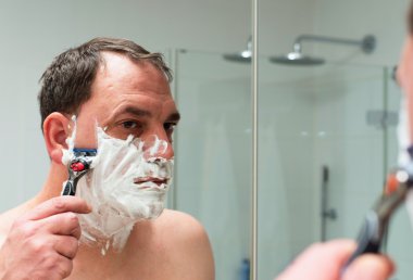 Adam yüzünü tıraş