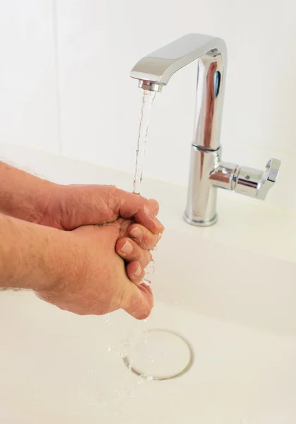 Händewaschen unter fließendem Wasser — Stockfoto