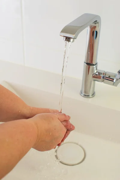 Händewaschen unter fließendem Wasser — Stockfoto