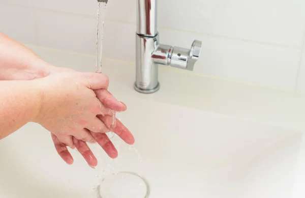 Händewaschen unter fließendem Wasser — Stockfoto