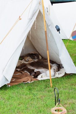 Bir ortaçağ festivalinde kampı ve tüccarlar standı
