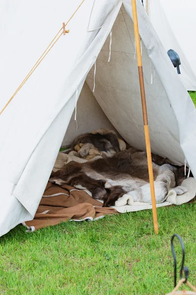 Camp och handlare stå på en medeltida festival — Stockfoto