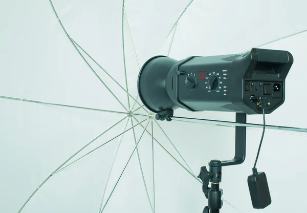 Studio photo flash devant une toile blanche — Photo