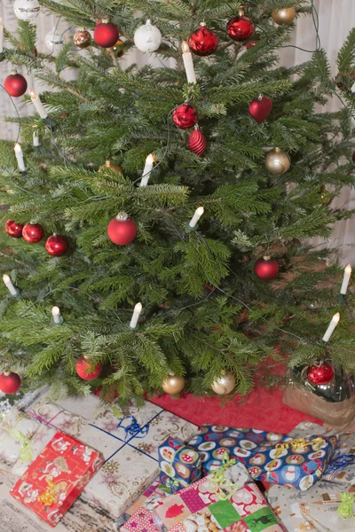 Χριστουγεννιάτικη μπάλα στο χριστουγεννιάτικο δέντρο — Φωτογραφία Αρχείου