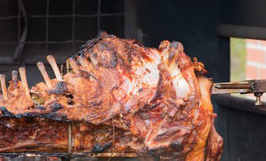 Yavru domuz ızgara şiş üzerinde