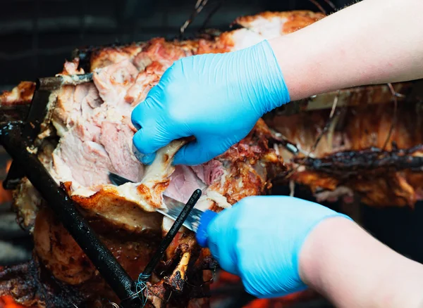 Yavru domuz ızgara şiş üzerinde