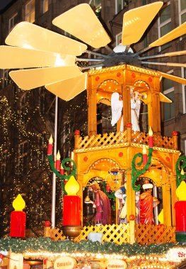 Gingerbread kalp, şeker standında Hamburg Noel pazarı