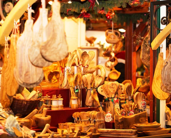 Acessórios de cozinha de madeira parar no mercado de Natal em Hamburgo — Fotografia de Stock