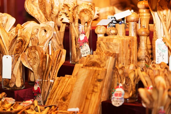 Houten keuken accessoires kraam op de kerstmarkt in Hamburg — Stockfoto