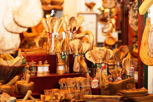 Trä kök Tillbehör stall på julmarknaden i Hamburg — Stockfoto