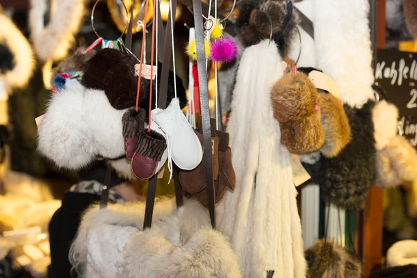 Päls och fårskinn försäljning på julmarknaden i Hamburg — Stockfoto