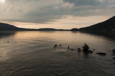 Yaz aylarında güneşli bir gün üzerinde Tegernsee manzara