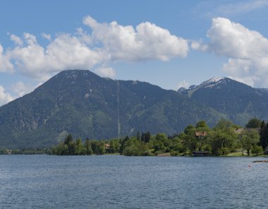 Yaz aylarında güneşli bir gün üzerinde Tegernsee manzara