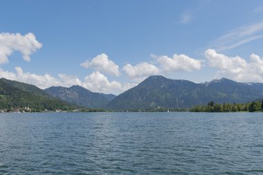 Yaz aylarında güneşli bir gün üzerinde Tegernsee manzara