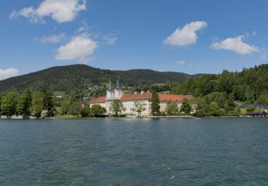 Yaz aylarında güneşli bir gün üzerinde Tegernsee manzara