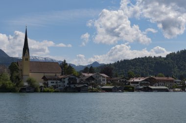 Tegernsee manzaraya bir güneşli 