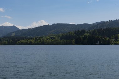 Yaz aylarında güneşli bir gün üzerinde Tegernsee manzara