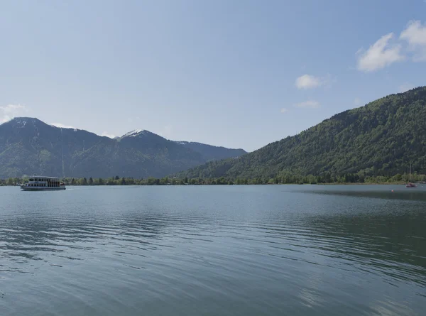 Tegernsee na krajině slunného dne v létě — Stock fotografie