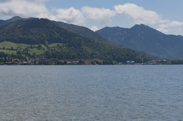 Tegernsee paysage par une journée ensoleillée en été — Photo