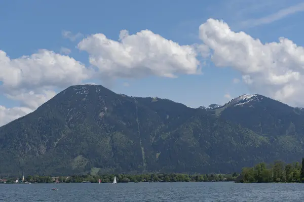 Tegernsee τοπίο σε μια ηλιόλουστη μέρα το καλοκαίρι — Φωτογραφία Αρχείου