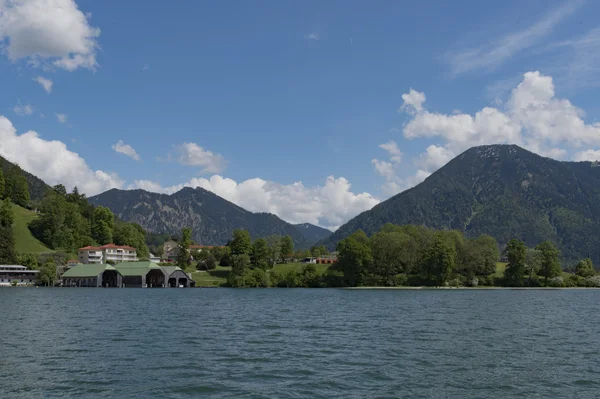 Paisaje de Tegernsee en un soleado — Foto de Stock