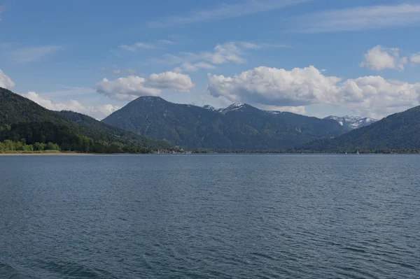 Tegernsee krajobraz w słoneczny dzień w lecie — Zdjęcie stockowe