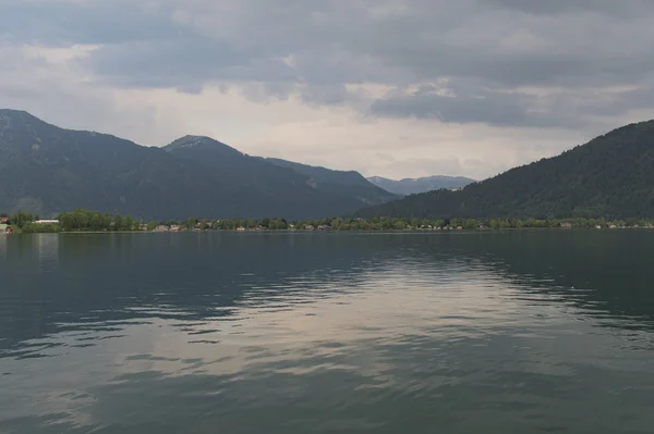 Paisaje de Tegernsee en un soleado — Foto de Stock