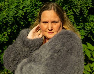 Tavşan kürkü ceketli bir manken.