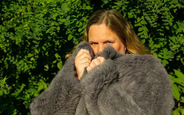 Fotocaça Modelo Uma Jaqueta Pele Coelho — Fotografia de Stock