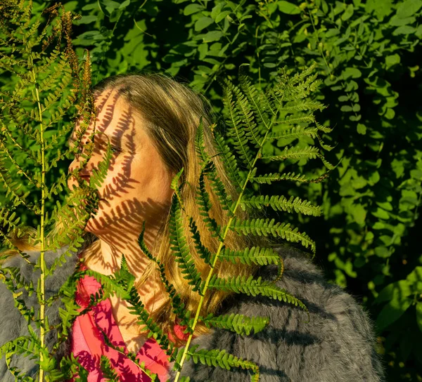 Ein Weibliches Model Posiert Anfang Herbst Einem Park — Stockfoto